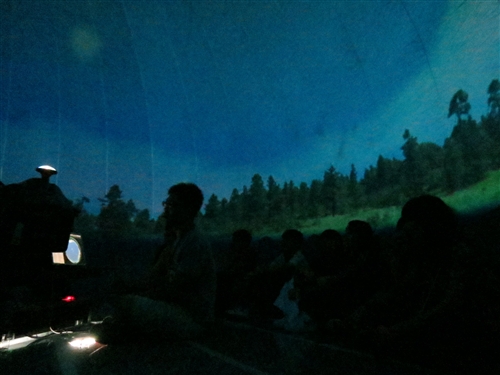 高中生用心、動腦在淡水校園玩科普。