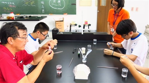 本校行動化學館再度前進高雄推廣化學教育。