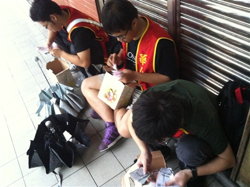 資工系同學協助華山基金會做公益：「順手捐發票、救救癡老人」。