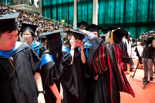 「有品有德　淡江了得」，本校舉行101學年度畢業典禮。