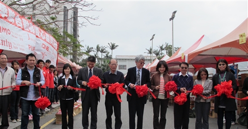 商管學會舉辦校際聯合愛心勸募義賣活動。