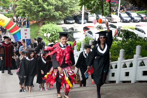 「有品有德　淡江了得」，本校舉行101學年度畢業典禮。