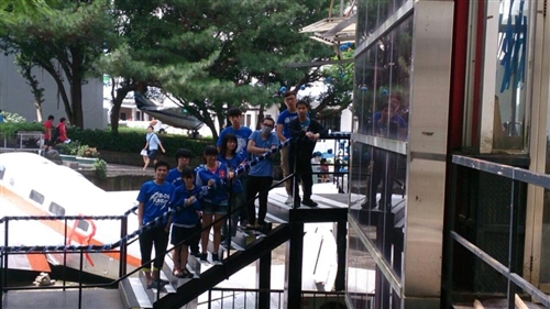 建築系大一設計課教學實習活動：「色彩佔領系館計畫」。