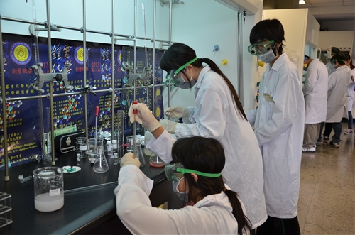 化學系舉辦全國性「2013第八屆鍾靈化學創意競賽」。