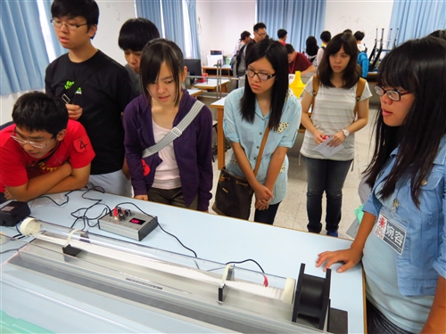 高中生用心、動腦在淡水校園玩科普。