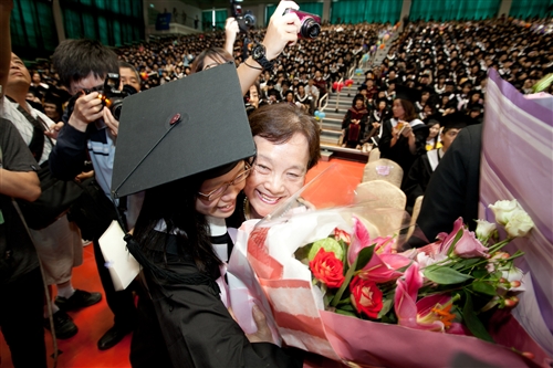 「有品有德 淡江了得」，本校舉行101學年度畢業典禮。