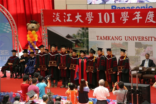 「有品有德　淡江了得」，本校舉行101學年度畢業典禮。