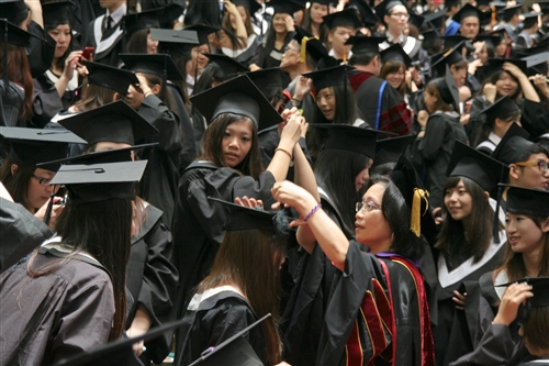 「有品有德　淡江了得」，本校舉行101學年度畢業典禮。