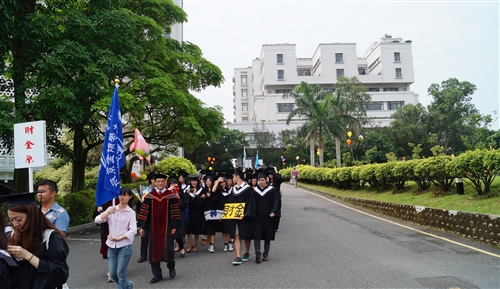 「有品有德　淡江了得」，本校舉行101學年度畢業典禮。