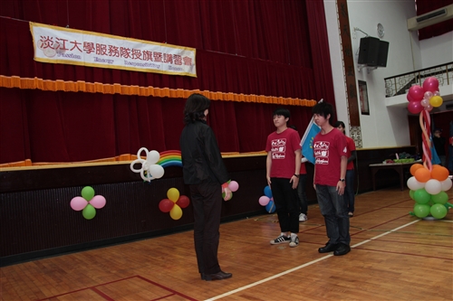 2013年學生寒假服務隊授旗出發！