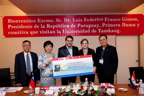 巴拉圭總統佛朗哥伉儷一行17人蒞校參訪盲生資源中心。