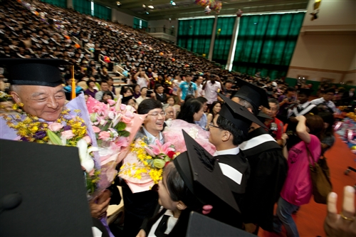 「有品有德　淡江了得」，本校舉行101學年度畢業典禮。