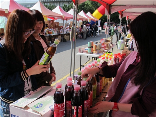 商管學會舉辦校際聯合愛心勸募義賣活動。