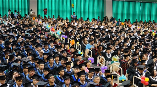 「有品有德　淡江了得」，本校舉行101學年度畢業典禮。