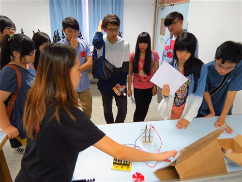 高中生用心、動腦在淡水校園玩科普。