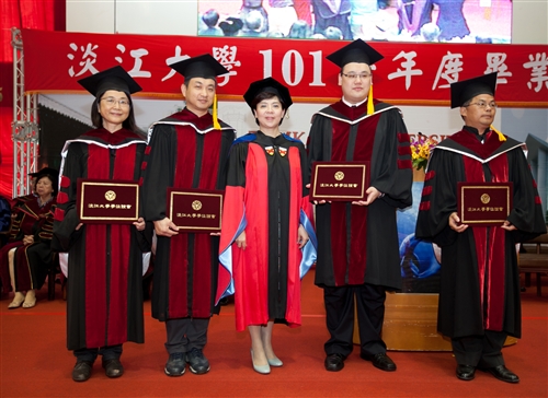 「有品有德　淡江了得」，本校舉行101學年度畢業典禮。