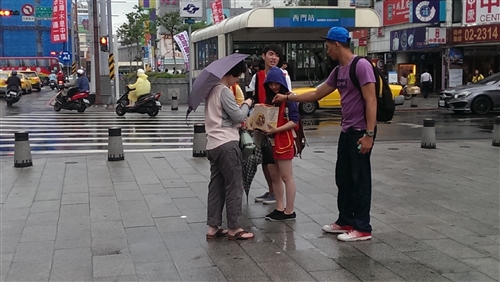 資工系同學協助華山基金會做公益：「順手捐發票、救救癡老人」。