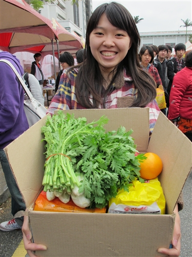 商管學會舉辦校際聯合愛心勸募義賣活動。