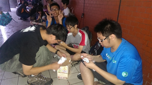 資工系同學協助華山基金會做公益：「順手捐發票、救救癡老人」。