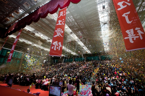 「有品有德　淡江了得」，本校舉行101學年度畢業典禮。