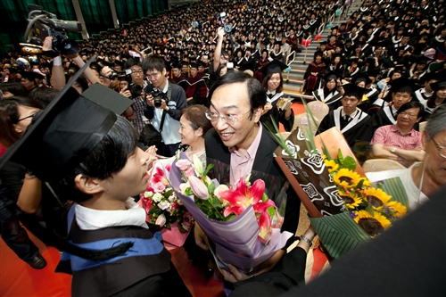 「有品有德　淡江了得」，本校舉行101學年度畢業典禮。