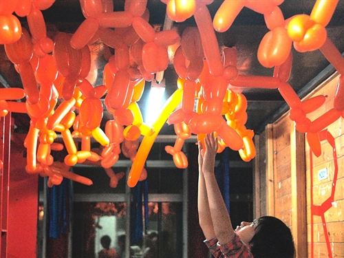 建築系大一設計課教學實習活動：「色彩佔領系館計畫」。