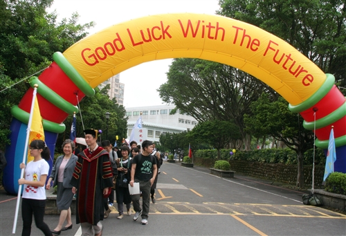「有品有德　淡江了得」，本校舉行101學年度畢業典禮。