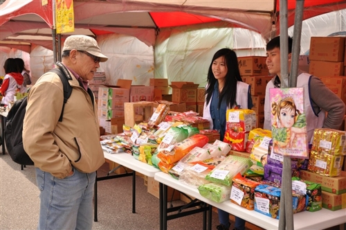 商管學會舉辦校際聯合愛心勸募義賣活動。