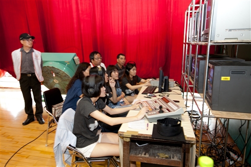 「有品有德　淡江了得」，本校舉行101學年度畢業典禮。