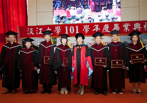 「有品有德　淡江了得」，本校舉行101學年度畢業典禮。