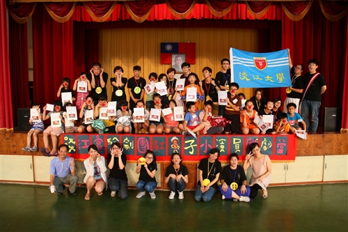 本校實驗劇團下鄉教導小朋友看戲、演戲。