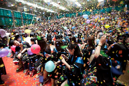 「有品有德 淡江了得」，本校舉行101學年度畢業典禮。