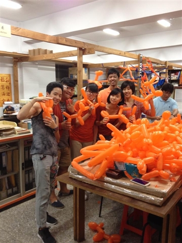 建築系大一設計課教學實習活動：「色彩佔領系館計畫」。