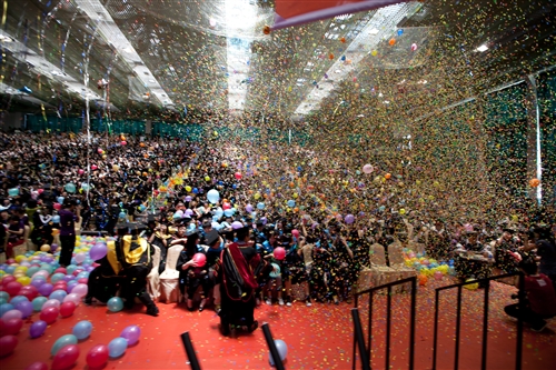 「有品有德　淡江了得」，本校舉行101學年度畢業典禮。