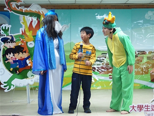 資傳系同學為小學生出版《大道公點龍睛》鄉土故事繪本。