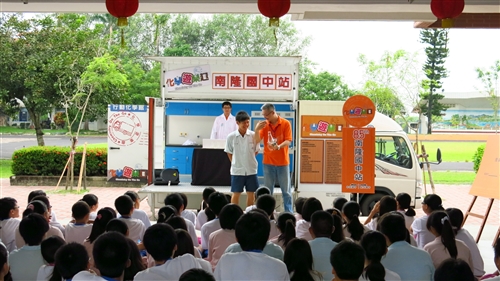 本校行動化學館再度前進高雄推廣化學教育。