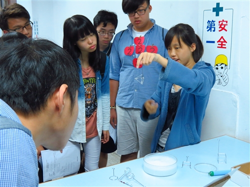高中生用心、動腦在淡水校園玩科普。