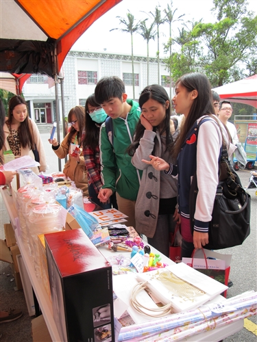 商管學會舉辦校際聯合愛心勸募義賣活動。