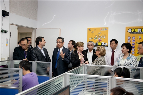 巴拉圭總統佛朗哥伉儷一行17人蒞校參訪盲生資源中心。