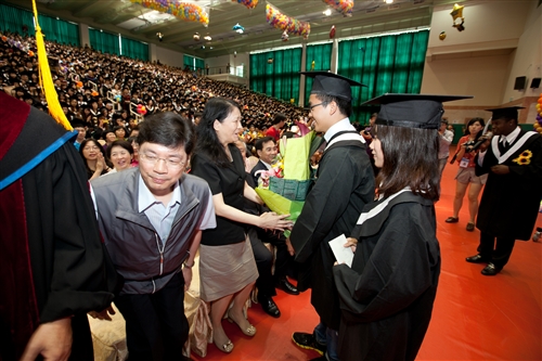 「有品有德　淡江了得」，本校舉行101學年度畢業典禮。