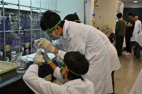 化學系舉辦全國性「2013第八屆鍾靈化學創意競賽」。