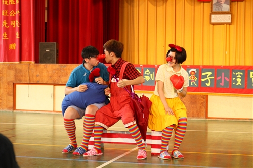 本校實驗劇團下鄉教導小朋友看戲、演戲。