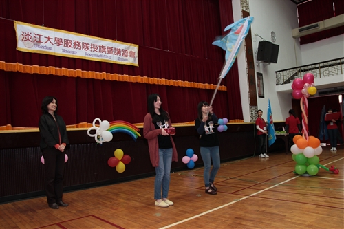 2013年學生寒假服務隊授旗出發！