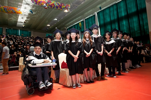 「有品有德　淡江了得」，本校舉行101學年度畢業典禮。