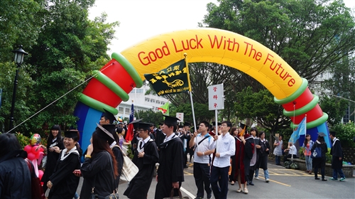 「有品有德　淡江了得」，本校舉行101學年度畢業典禮。