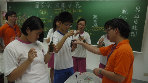 本校行動化學館再度前進高雄推廣化學教育。