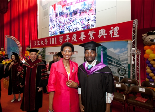 「有品有德　淡江了得」，本校舉行101學年度畢業典禮。