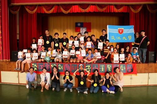 本校實驗劇團下鄉教導小朋友看戲、演戲。