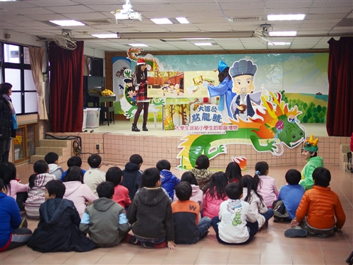 資傳系同學為小學生出版《大道公點龍睛》鄉土故事繪本。