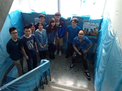 建築系大一設計課教學實習活動：「色彩佔領系館計畫」。